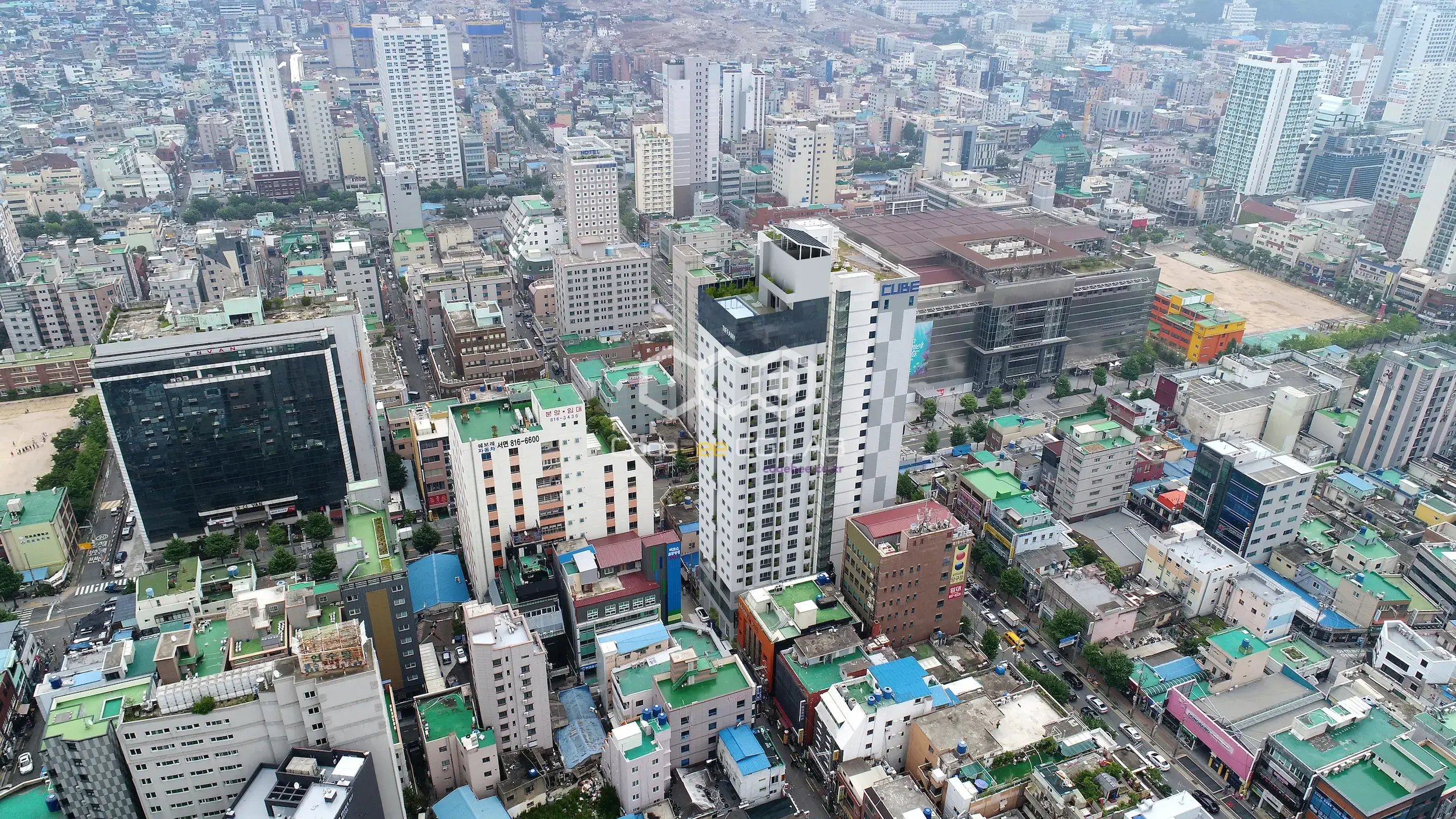 실제 도시 환경에 공동주택 단지를 합성한 항공 전경