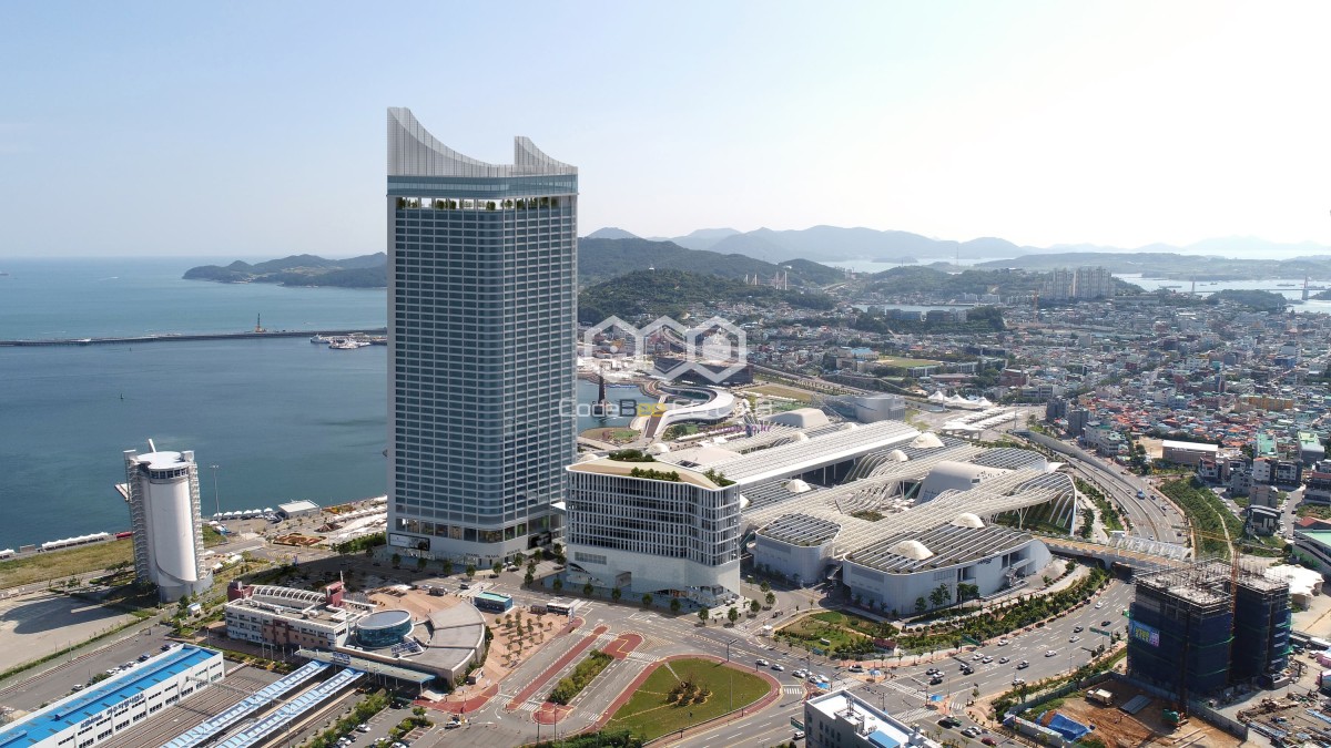 해안 관광지와 호텔 타워가 함께 보이는 항공 조감도