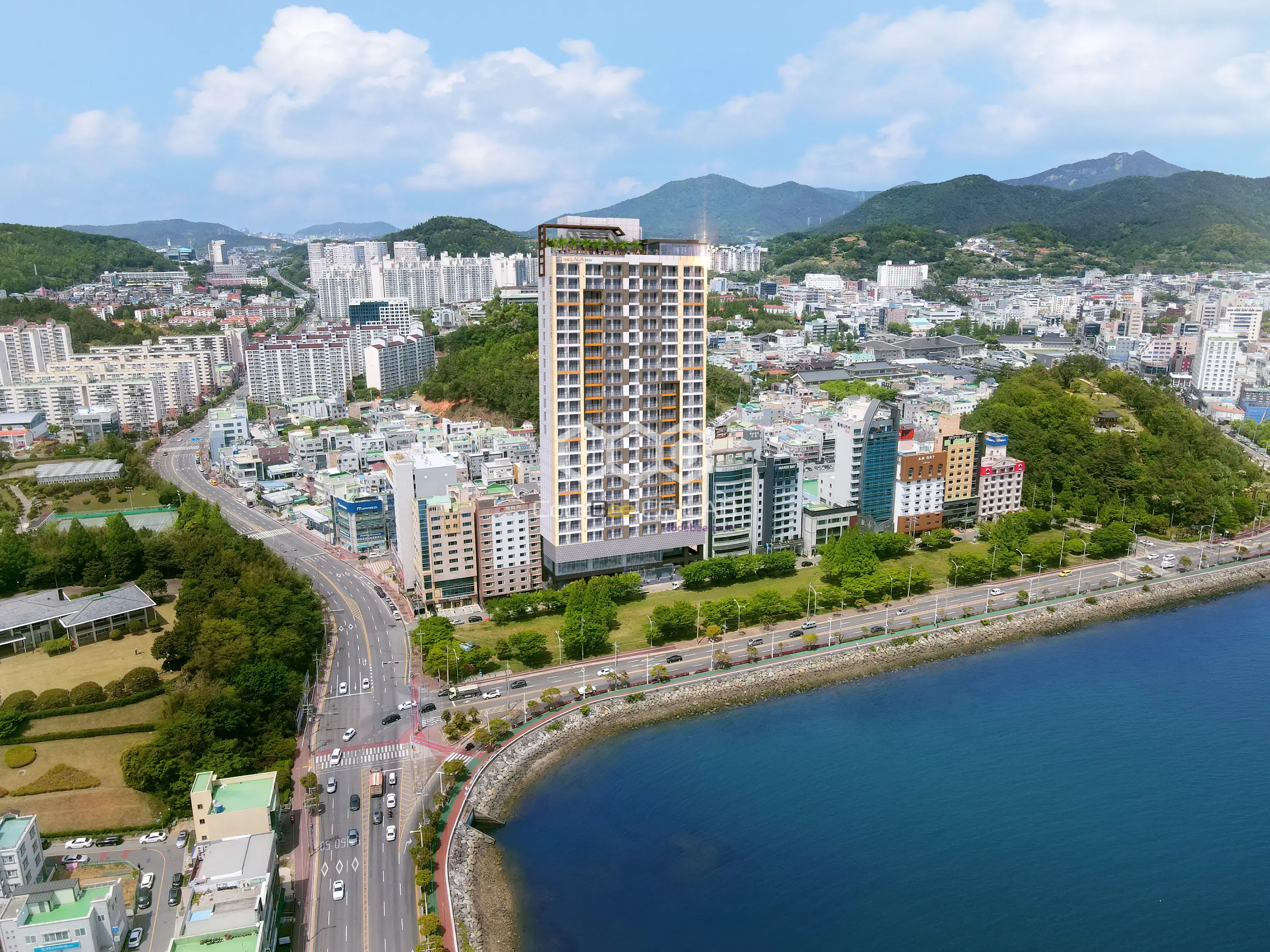 주간 항공 시점에서 호텔 입지와 주변 도시를 표현한 3D 조감도